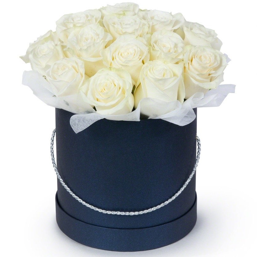 25 белых роз в шляпной коробке